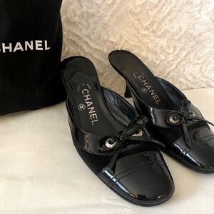 💄Beautiful, vintage Chanel slip on kitten heels + bag!